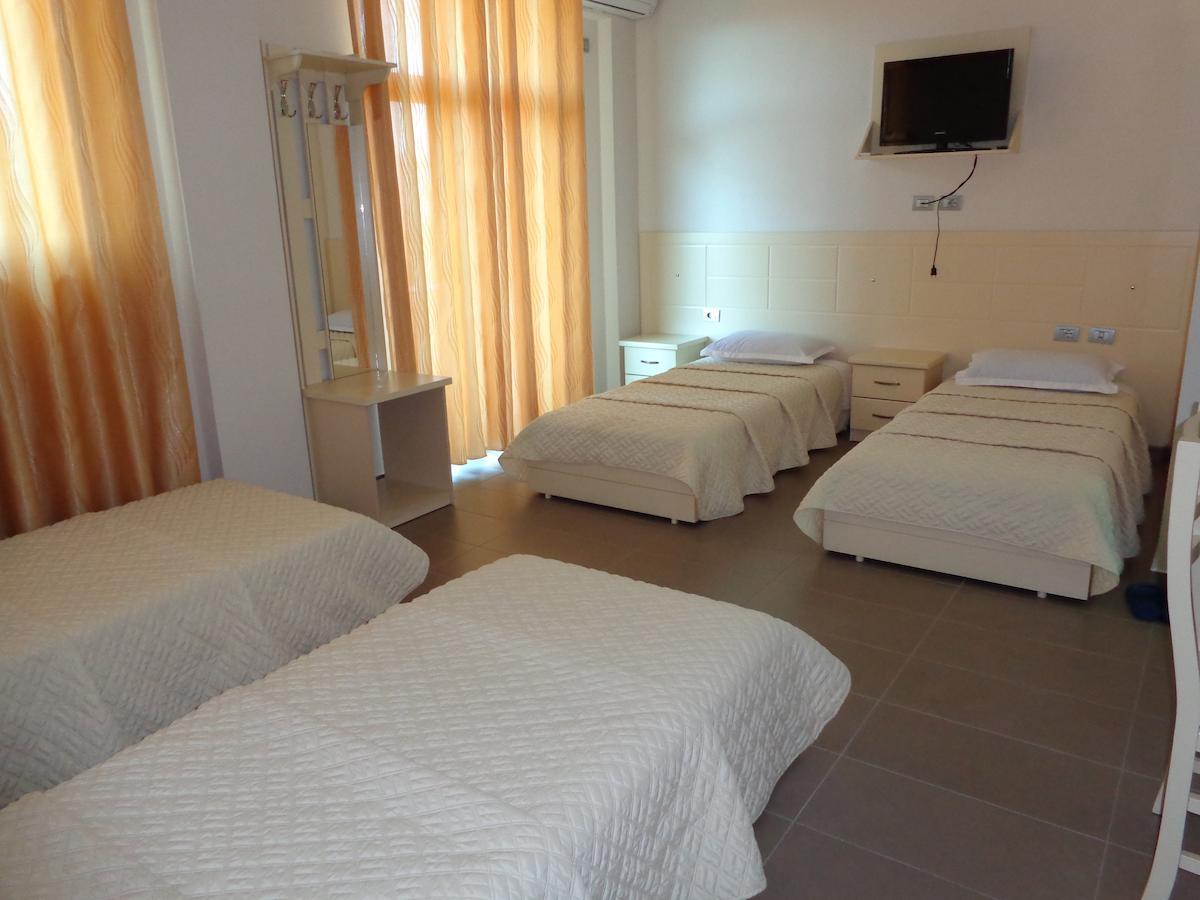 Hotel Piazza Peshkopi Стая снимка
