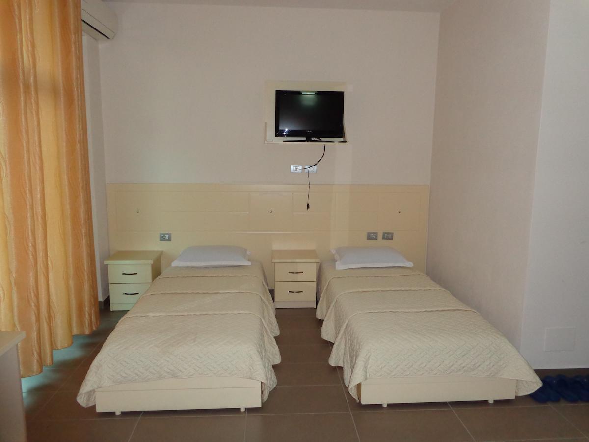 Hotel Piazza Peshkopi Стая снимка