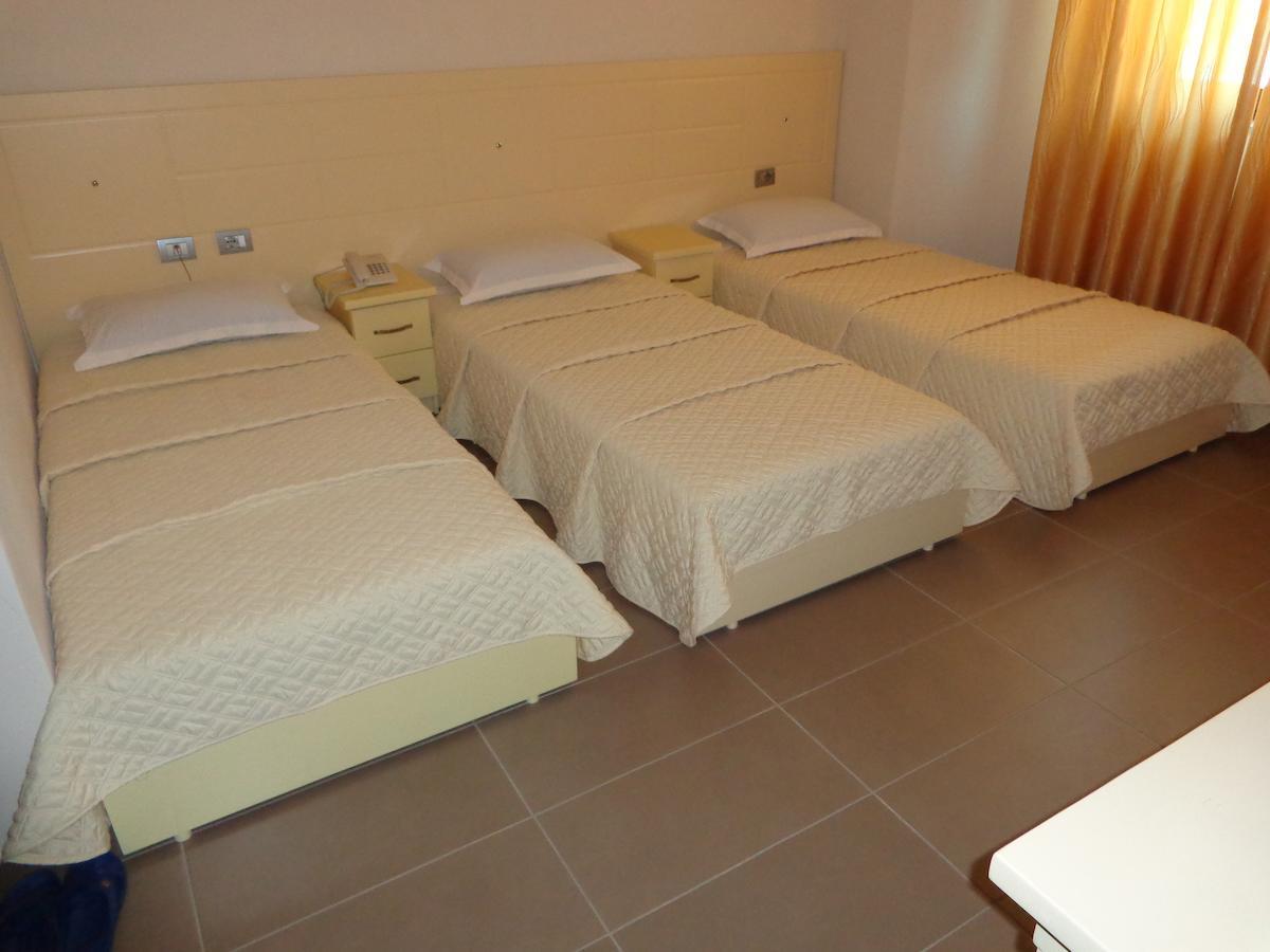 Hotel Piazza Peshkopi Стая снимка
